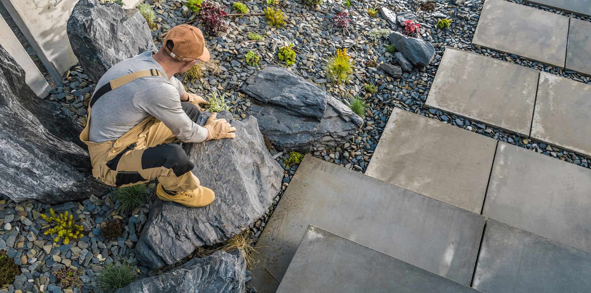 Mohsen Rezai von BR Montage begutachtet die fertiggestellten Stein und Pflasterarbeiten in einem Garten