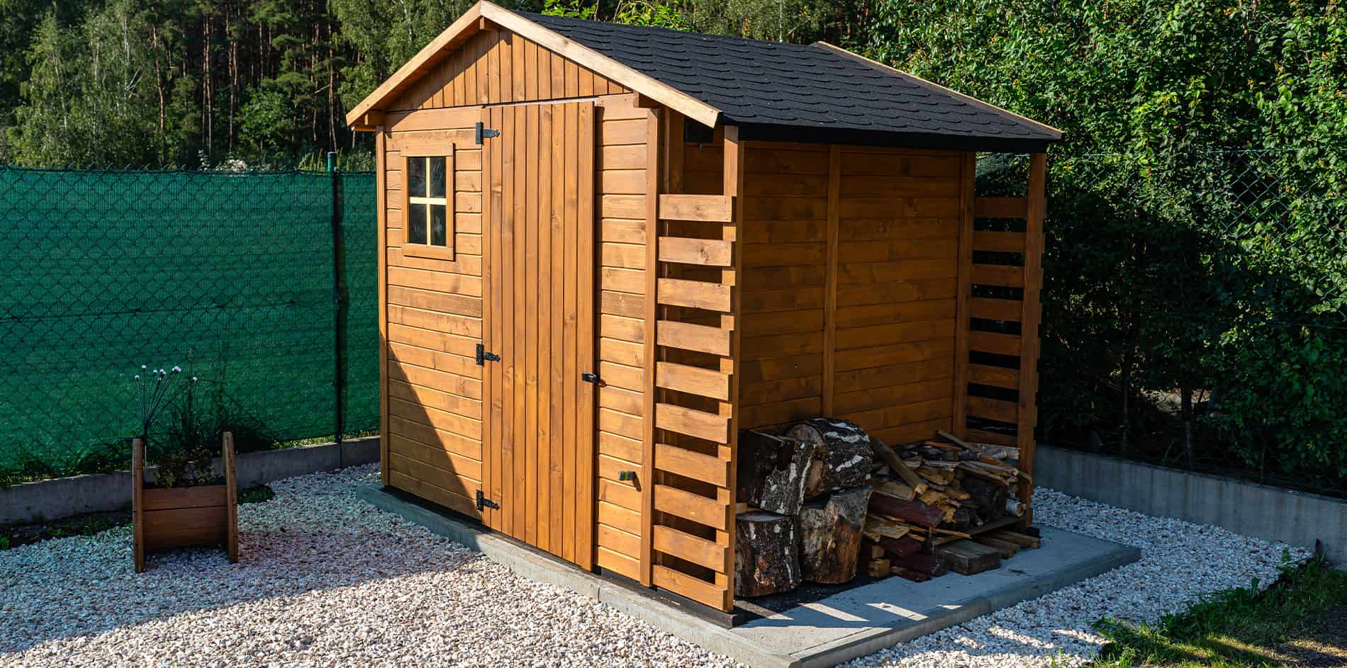 Ein frisch montiertes Gartenhaus von BR Montage, umgeben von grünem Rasen, praktisch für die Aufbewahrung von Werkzeugen und Gartenbedarf