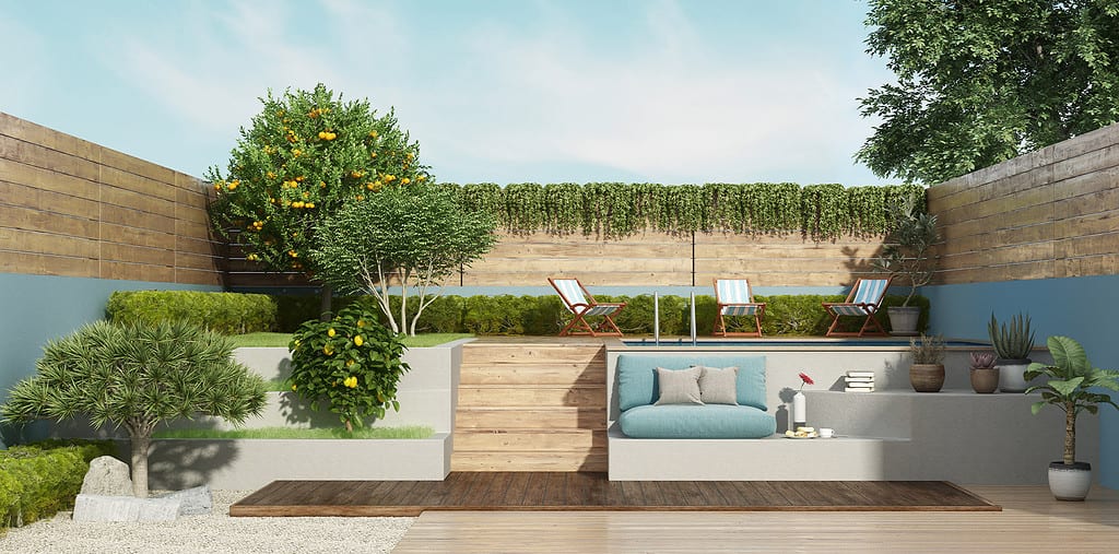 Ein harmonisch gestalteter Garten von BR Montage, komplett mit Bäumen, Pflanzen und einem Gartenzaun, der auch als Sichtschutz dient