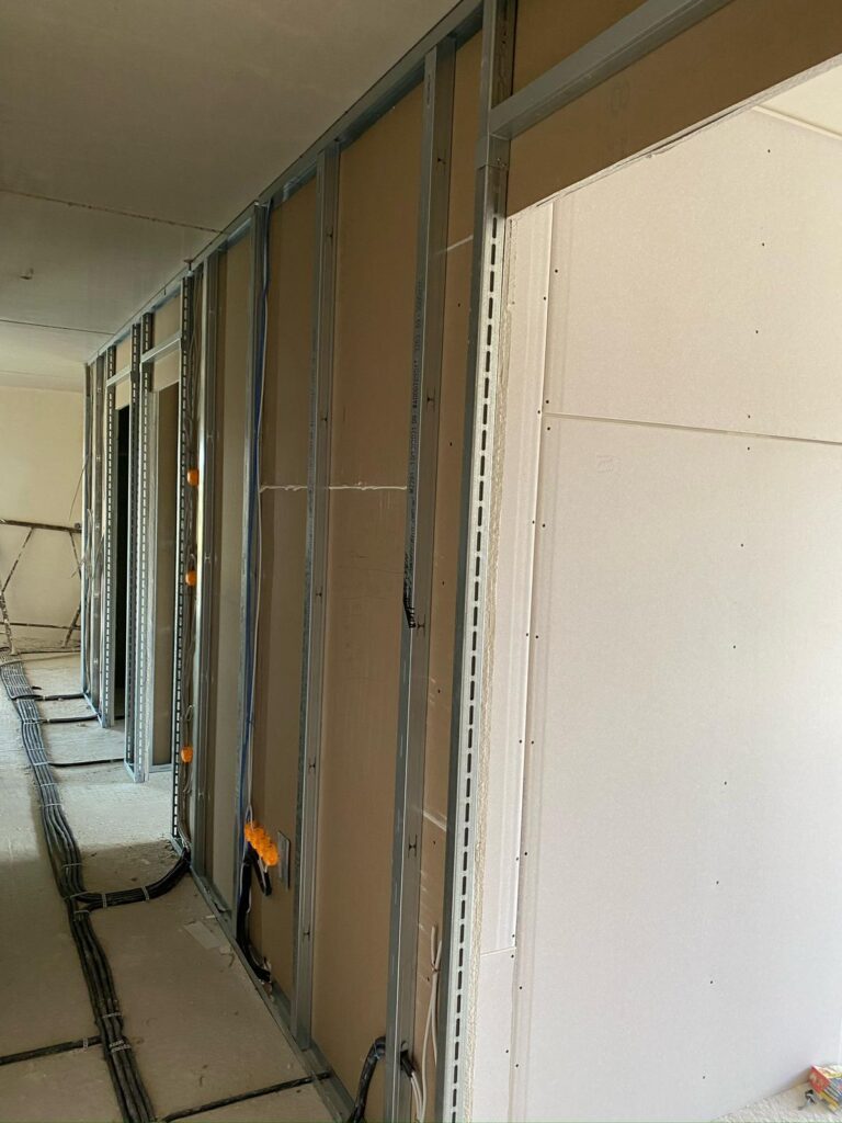 Wandsystem im Aufbau mit Metallprofilen und teilweise montierten Platten