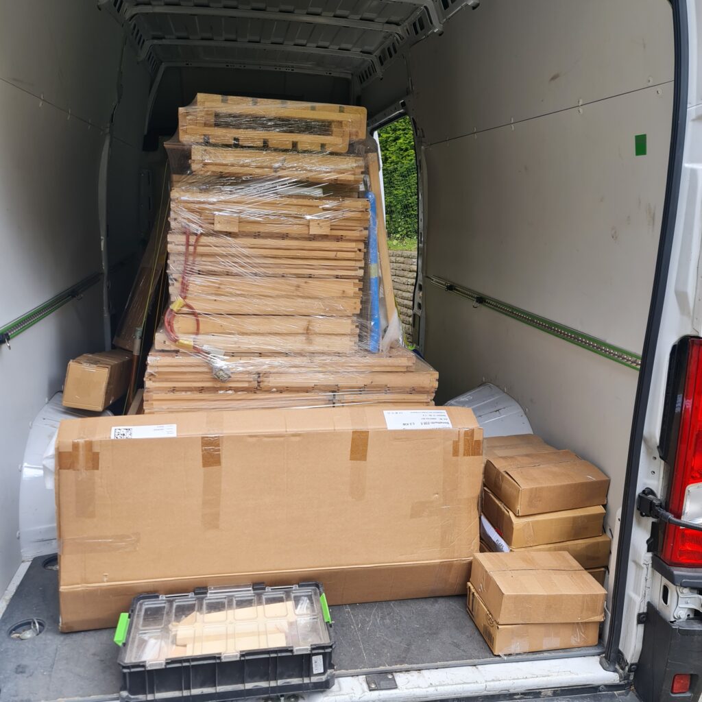 Verpackte Bauteile im Laderaum eines Transporters