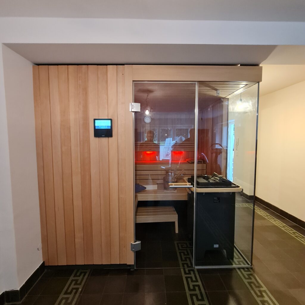 Saunakabine mit Glasfront und Holzverkleidung