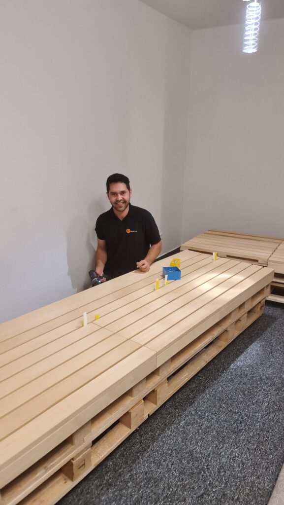 Montagearbeit an einer Saunabank aus Holz