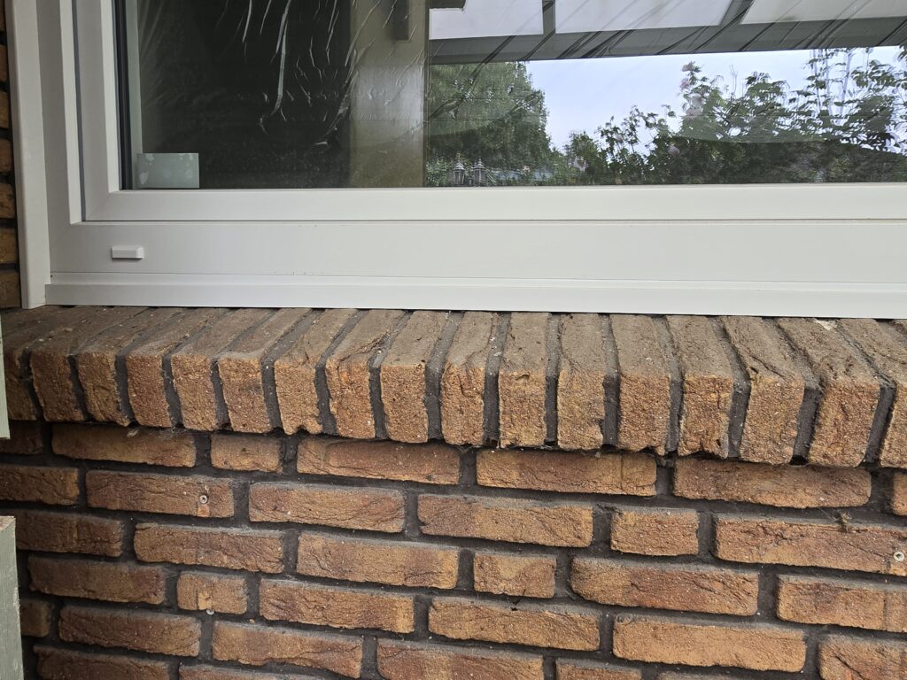 Unterer Fensterrahmen und Anschluss an das Mauerwerk