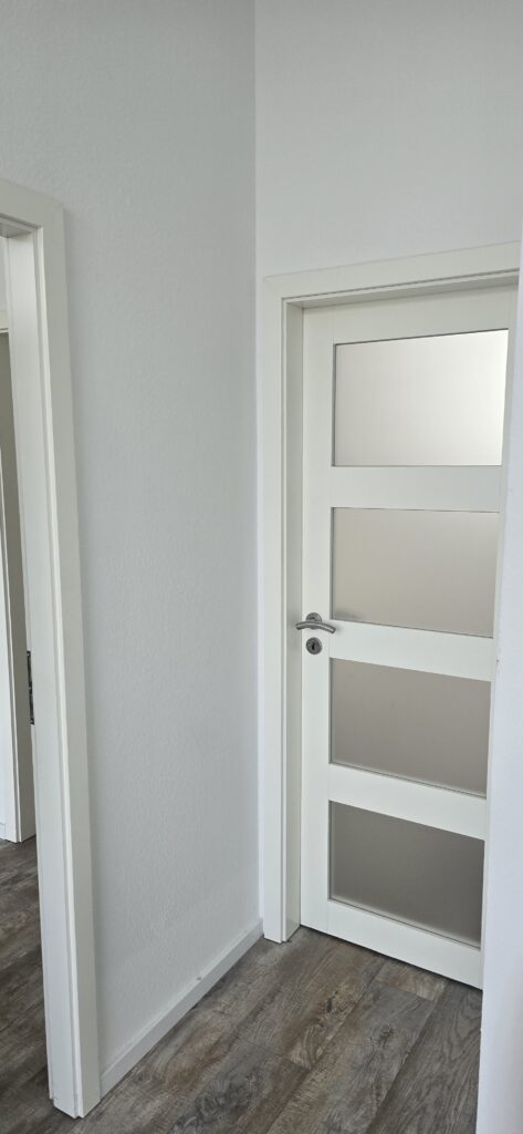Weiße Innentür mit Glaseinsätzen und passender Zarge