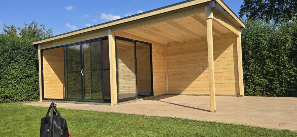 Holz-Gartenhaus mit Glasfront und überdachtem Vorbereich