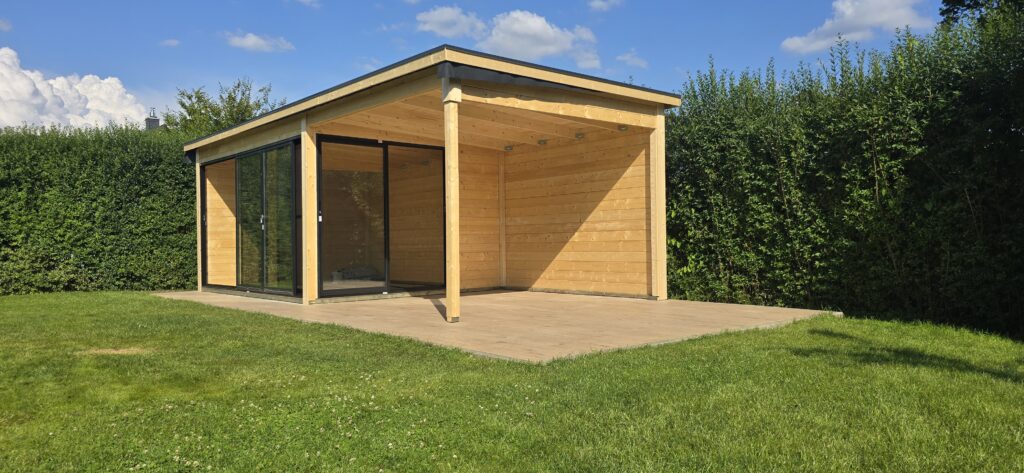 Holz-Gartenhaus mit Glasfront und seitlich überdachtem Bereich