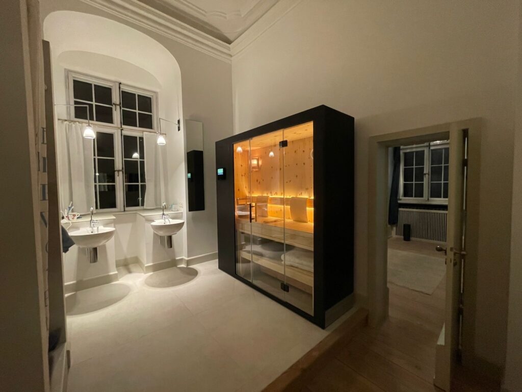 Schwarze Saunakabine mit Glasfront im Wohnraum