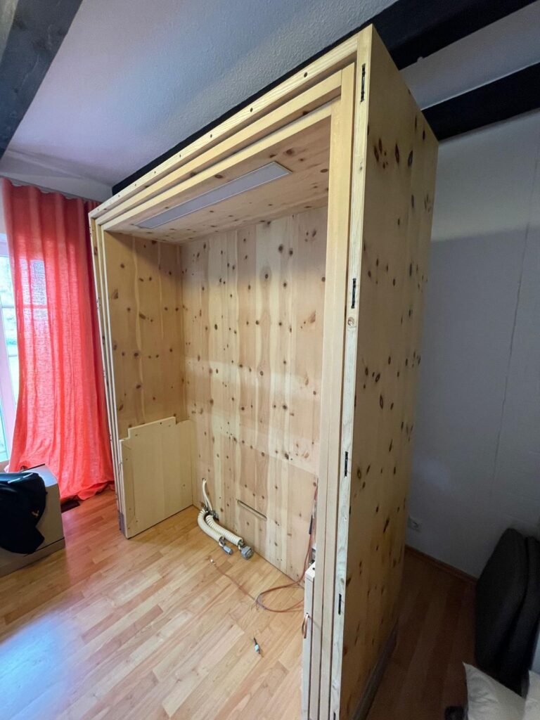 Offene Holzkonstruktion einer Saunakabine während des Aufbaus