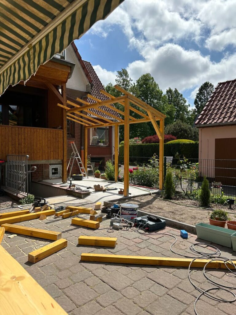 Holztragwerk einer Überdachung während des Aufbaus